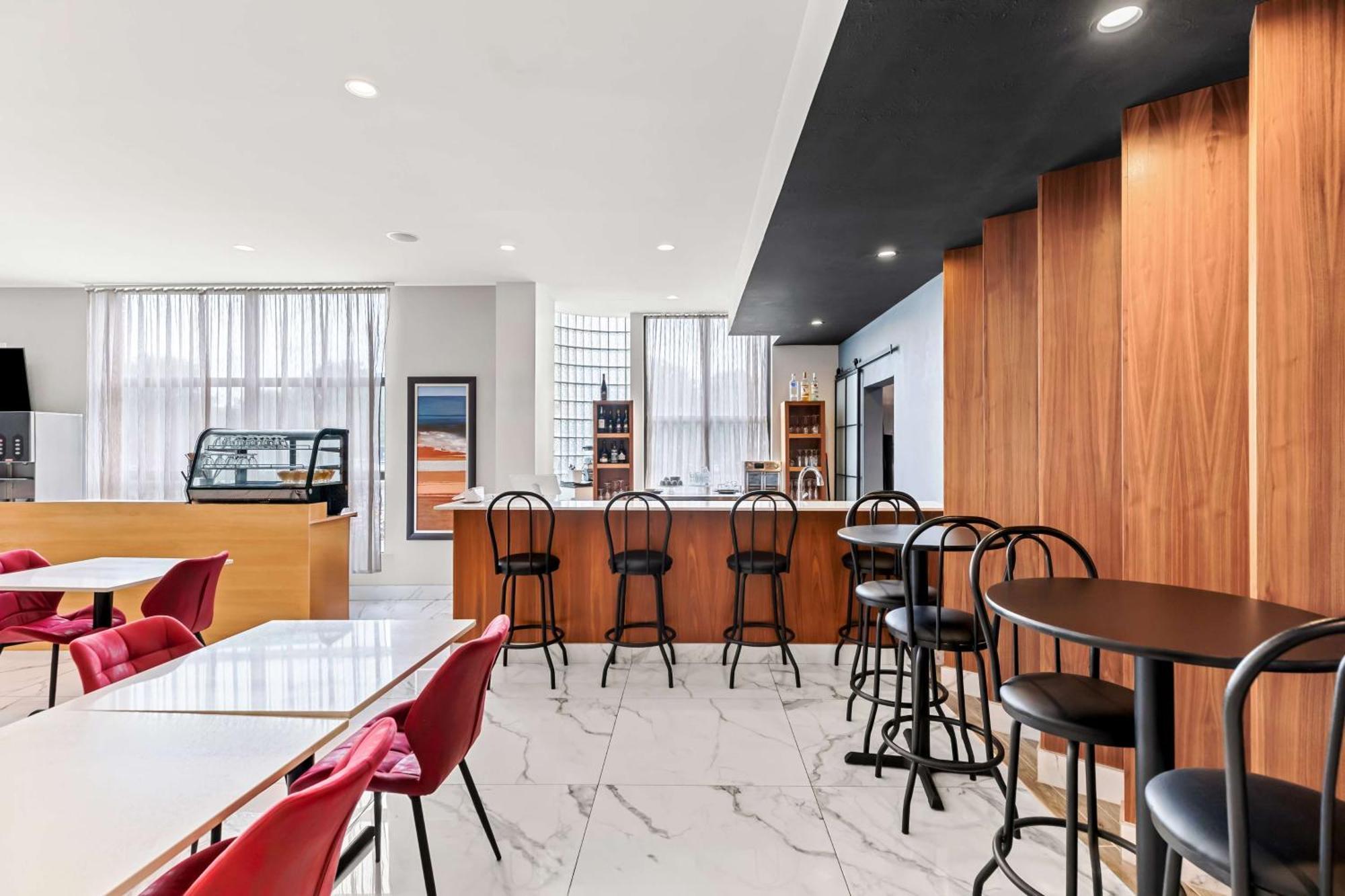 Best Western Plus Montreal East Exterior photo