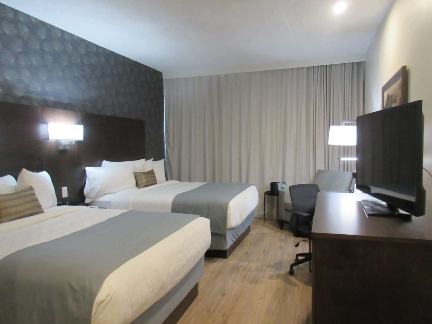 Best Western Plus Montreal East Room photo